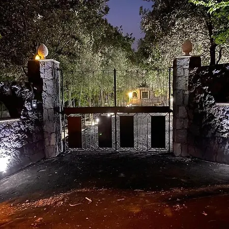 Caterina, Alle Pendici Del Vulcano Etna