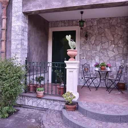 Caterina, Alle Pendici Del Vulcano Etna * Viagrande